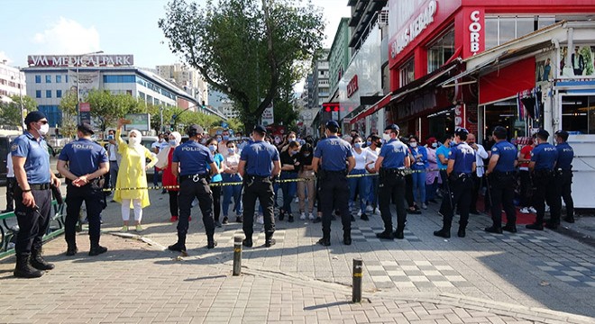 Sosyal mesafeyi unutup, yıkımı izlediler