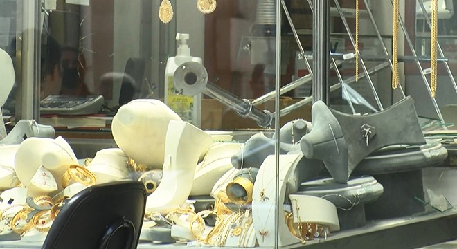 Soygun dehşeti; kuyumcuyu vurup böyle kaçtılar