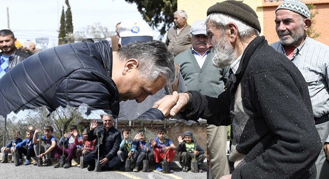 Sözleri boğazına düğümlendi