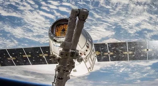SpaceX, 2 uyduyu yörüngeye gönderdi