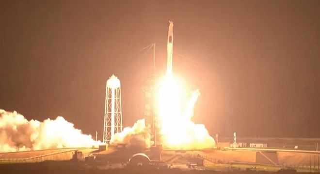 SpaceX 4 astronotu uzay istasyonuna gönderdi