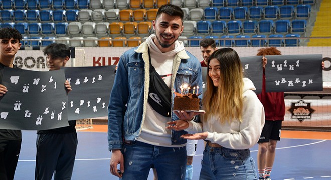Spor salonunda sevgiliye sürpriz kutlama