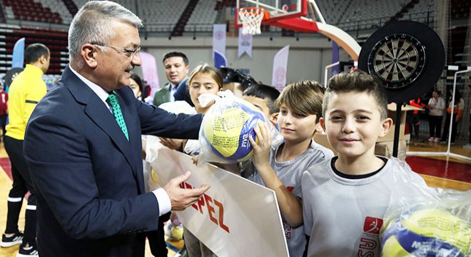 Spor malzemeleri çocuklarla buluştu