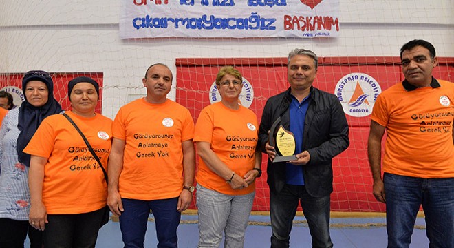 Sporcu velilerinden Başkan Uysal'a plaket