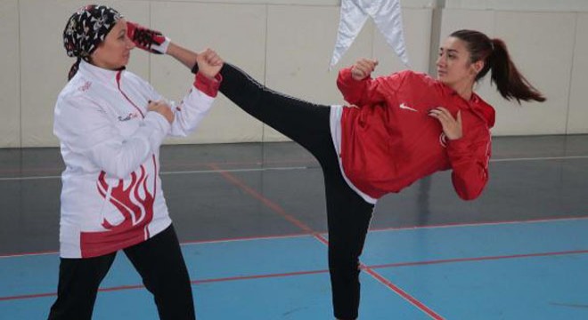 Sporcu anne ve kızı aynı fakültede öğrenci oldu