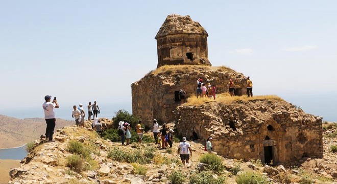 Sporcu ve doğaseverlerden 1000 yıllık kiliseye yürüyüş