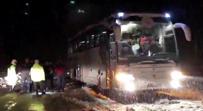 Sporcuları taşıyan otobüs yolda kaldı