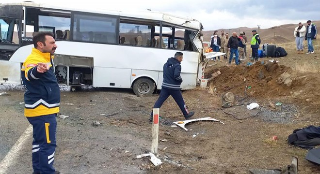 Sporcuları taşıyan midibüs devrildi: 11 yaralı