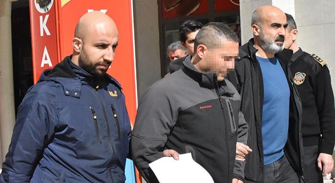 Su almak için markete giderken arkadaşını sırtından vurdu