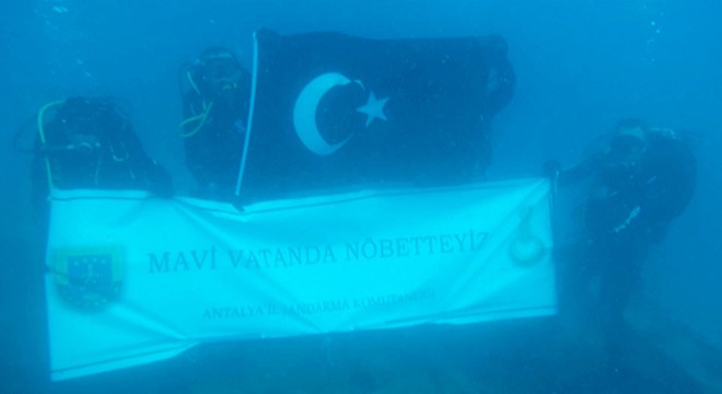 Su altında 'Mavi Vatanda Nöbetteyiz' pankartı