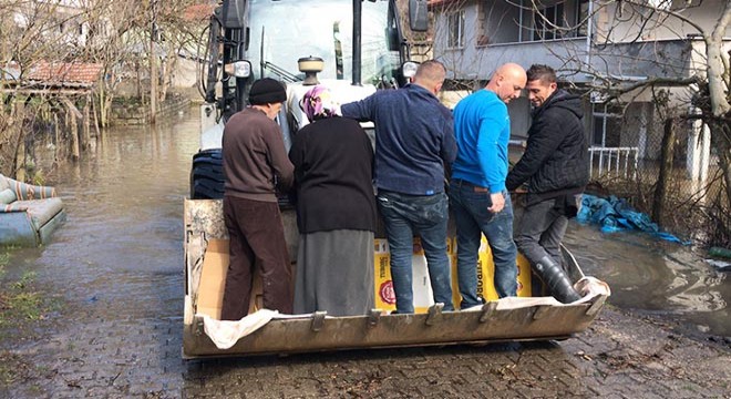 Su basan evlerdekiler kepçelerle kurtarıldı