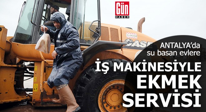 Su basan evlere iş makinesiyle ekmek servisi