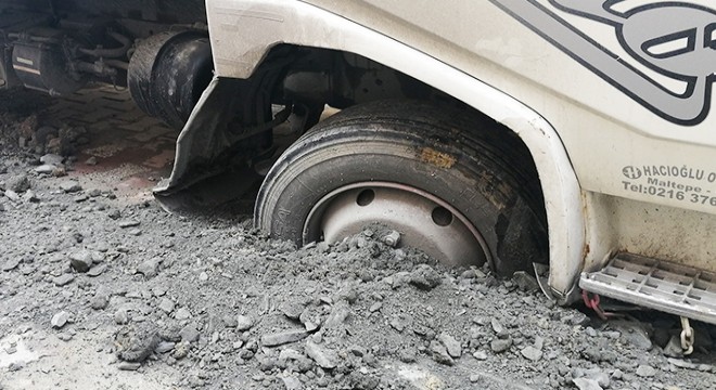 Su borusu patlayınca yol çöktü; İSKİ kamyoneti yola saplandı