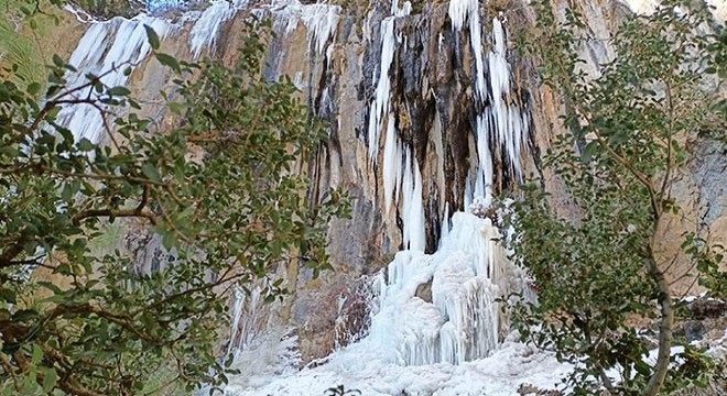 Su Uçan Şelalesi buz tuttu, sarkıtlar oluştu