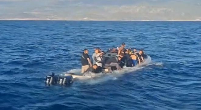 Su alan bottaki 36 kaçak göçmen kurtarıldı