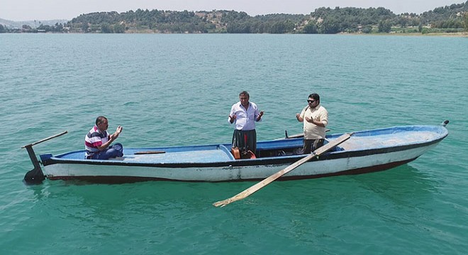 Su altında kalan mezarlığa sandalla giderek dua ettiler