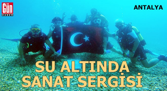 Su altında sergi açtılar