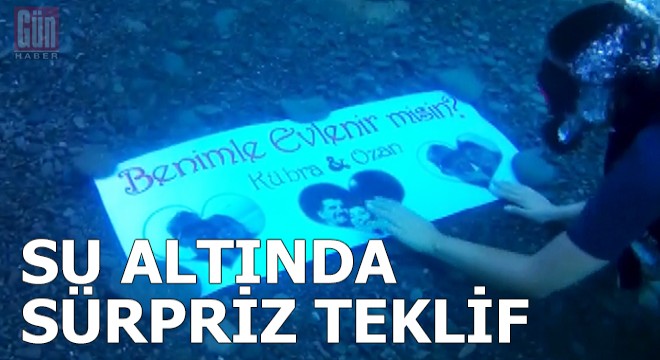 Su altında sürpriz evlilik teklifi