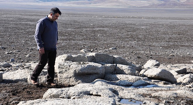 Su çekilince ortaya çıkan höyükte arkeolojik çalışma