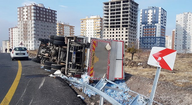 Su yüklü kamyonet devrildi: 2 yaralı