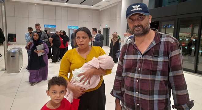 Sudan'dan 170 Türk vatandaşı Türkiye'ye getirildi
