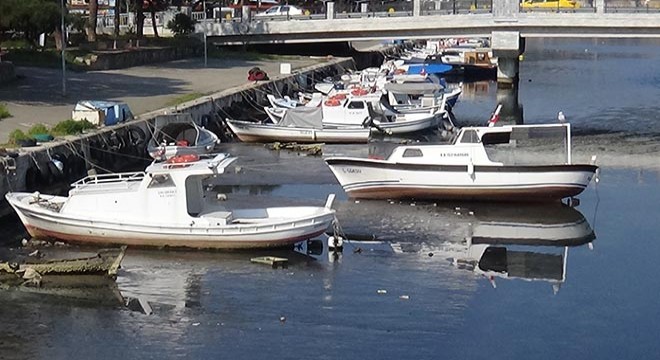 Sular çekildi tekneler karaya oturdu