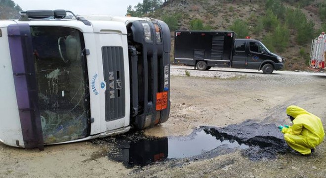 Sülfürik asit yüklü tanker devrildi