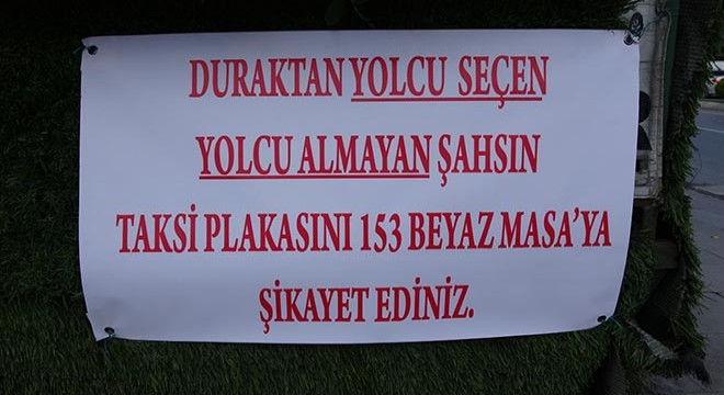 Sultangazi'de taksi durağında pankartlı uyarı