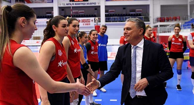 Sultanların şampiyonluğuna pastalı kutlama