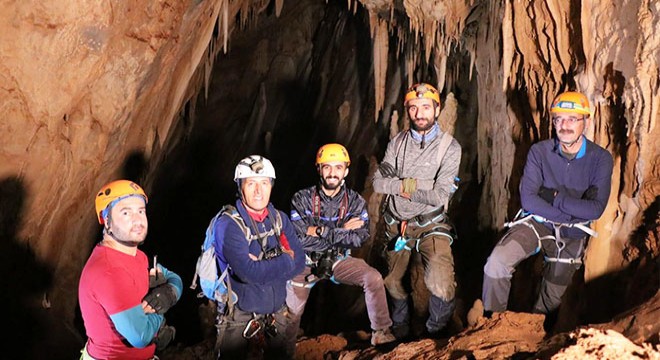 Sümbül Dağı'nda sarkıt ve dikitlerin olduğu mağara buldular