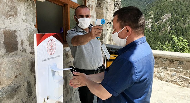 Sümela'ya maske ve sosyal mesafeli ziyaret