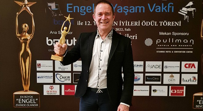 Sümer Ezgü Antalya'ya ödülle döndü