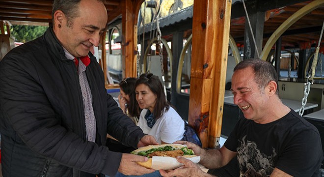 Sümer Ezgü'den balık-ekmek keyfi