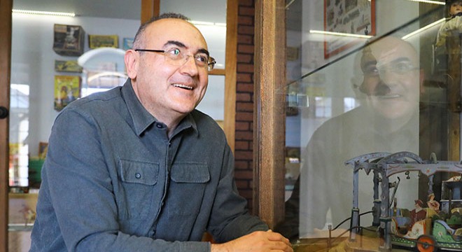Sunay Akın, kuruluşunda görev aldığı Oyuncak Müzesi'ni gezdi