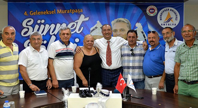 Sünnet şöleninin halay başı Mahmut Tuncer