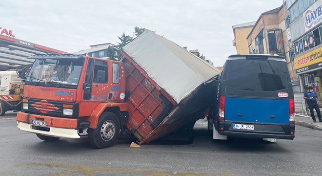 Sunta yüklü kamyon, minibüsün üzerine devrildi