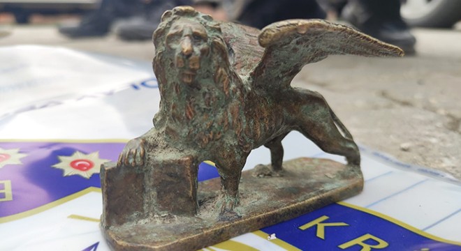 Şüpheli araçtan aslan ve melek figürlü tarihi eserler ele geçti