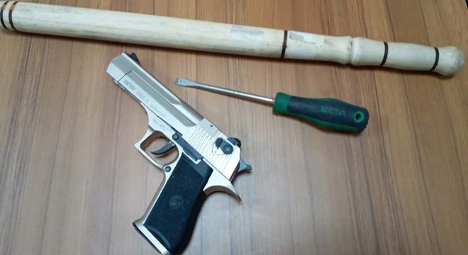 Şüpheli araçtan tabanca ve sopa çıktı