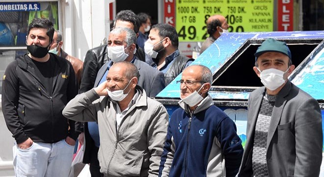Şüpheli çantayı izleyebilmek için sosyal mesafeyi unuttular