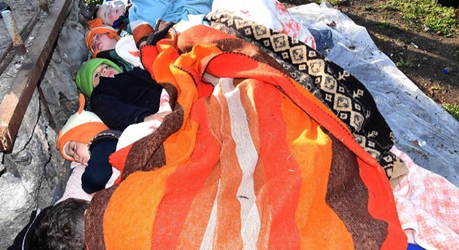 Suriyeli 5 kardeş geceyi battaniyeye sarılarak geçirdi