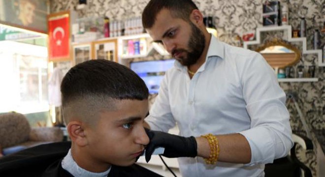 Suriyeli berber, şehit yakınları ve gazileri ücretsiz tıraş ediyor
