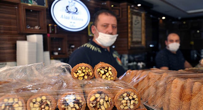 Suriyeli tatlıcılar mesleklerini yaşatıyor