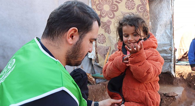 Suriyeli çocuklara mont desteği