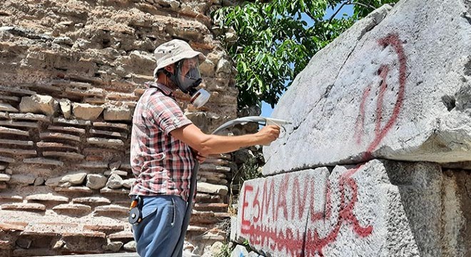 Surlardaki yazılar 'kumlama' yöntemiyle temizleniyor