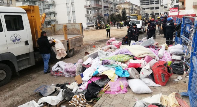 Sürsürü Mahallesi'nde enkazdaki eşyalar çıkarılıyor