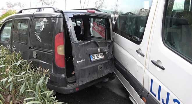 Sürücü direksiyon başında fenalaştı, 4 öğrenci yaralandı