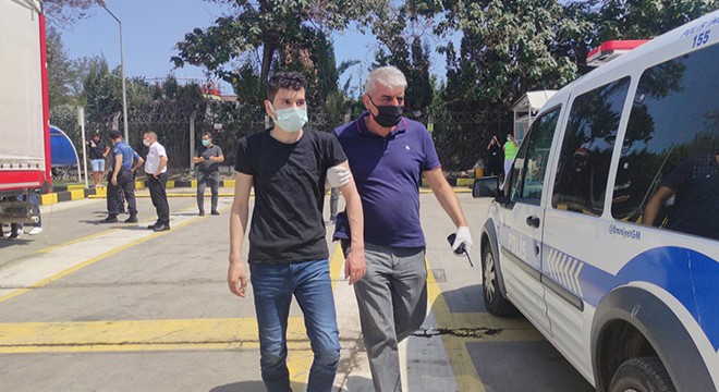 Sürücü ihbar etti, TIR'ın dorsesindeki 2 kaçak göçmen yakalandı