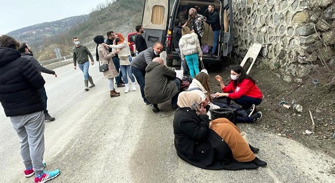 Sürücü kalp krizi geçirdi, minibüs istinat duvarına çarptı: 11 yaralı
