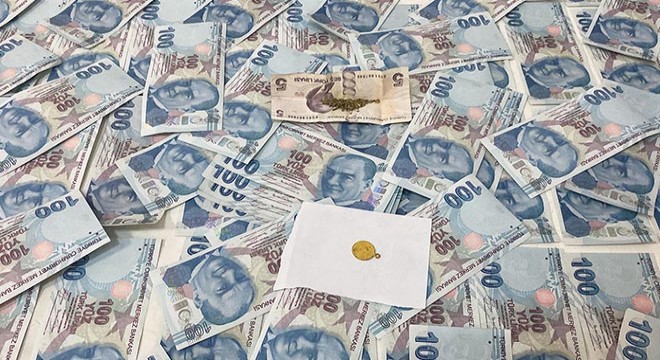 Sürücü koltuğunun altından sahte paralar çıktı