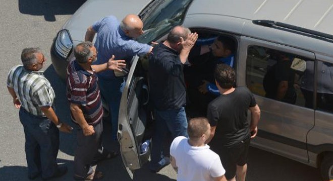 Sürücülerin yol verme tartışması trafiği kilitledi